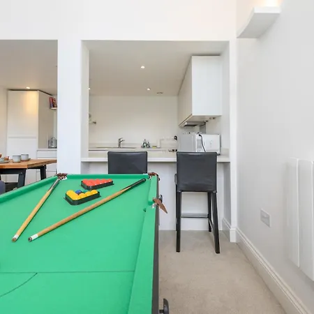Pass The Keys Old School House - Luxury Family Xmas - Pool Table * Leeds (West Yorkshire)