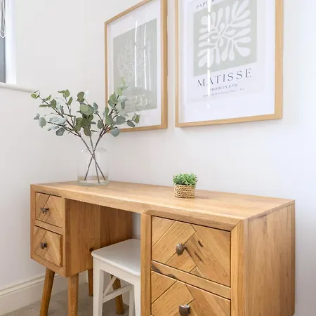 Апартаменти Pass The Keys Old School House - Luxury Family Xmas - Pool Table *