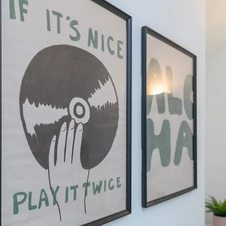 Pass The Keys Old School House - Luxury Family Xmas - Pool Table Apartment Leeds (West Yorkshire)