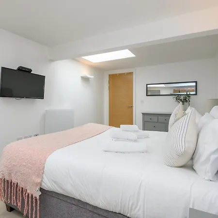 Pass The Keys Old School House - Luxury Family Xmas - Pool Table Apartment *