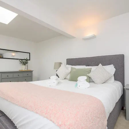 Pass The Keys Old School House - Luxury Family Xmas - Pool Table Apartment Leeds (West Yorkshire)