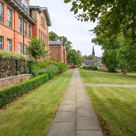 Pass The Keys Old School House - Luxury Family Xmas - Pool Table Apartment Leeds (West Yorkshire)