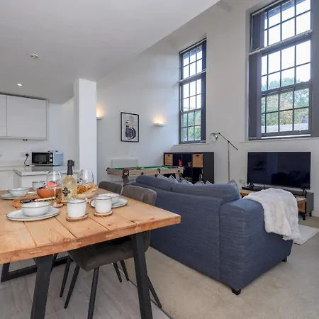 Daire Pass The Keys Old School House - Luxury Family Xmas - Pool Table Leeds (West Yorkshire)