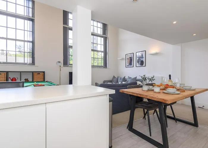 Апартаменти Pass The Keys Old School House - Luxury Family Xmas - Pool Table *