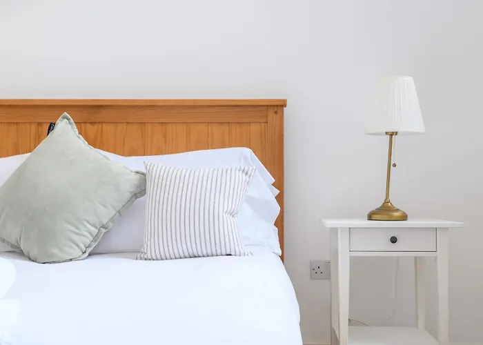 Апартаменти Pass The Keys Old School House - Luxury Family Xmas - Pool Table