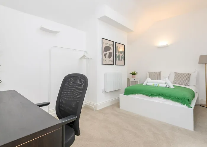 Pass The Keys Old School House - Luxury Family Xmas - Pool Table Апартаменти Лідс