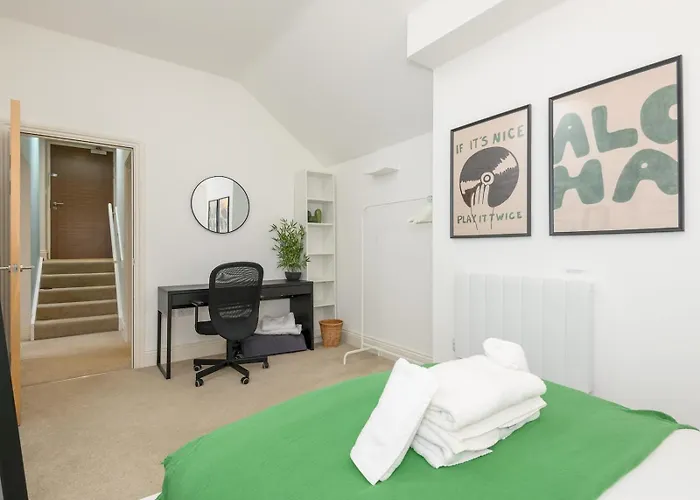 Апартаменти Pass The Keys Old School House - Luxury Family Xmas - Pool Table